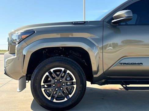 Used 2025 Toyota Tacoma TRD Sport AWD/4WD image 5