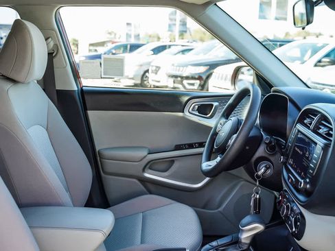 Used 2023 Kia Soul LX image 13