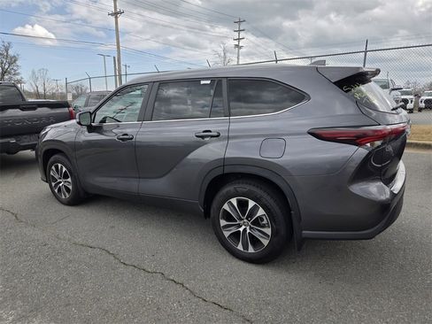 Used 2024 Toyota Highlander XLE image 3