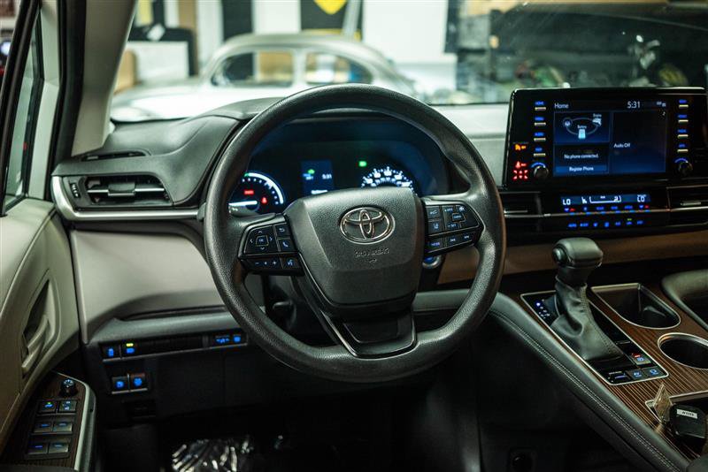 Used 2024 Toyota Sienna LE AWD/4WD image 15