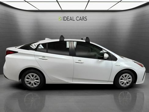 Used 2022 Toyota Prius LE FWD image 4