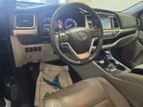 Used 2016 Toyota Highlander XLE AWD/4WD image 3
