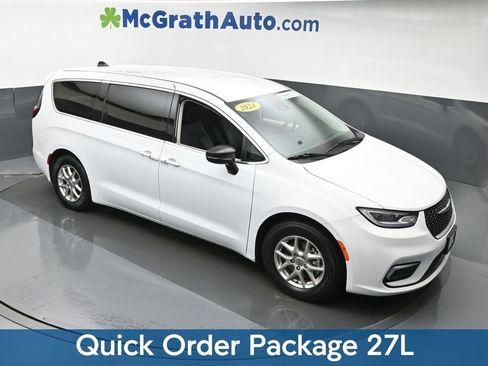 Used 2024 Chrysler Pacifica Touring-L image 3