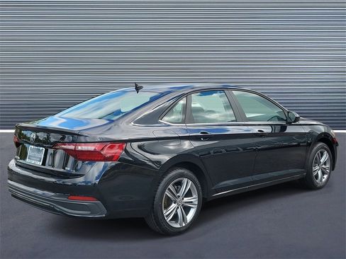 Used 2024 Volkswagen Jetta SE image 3