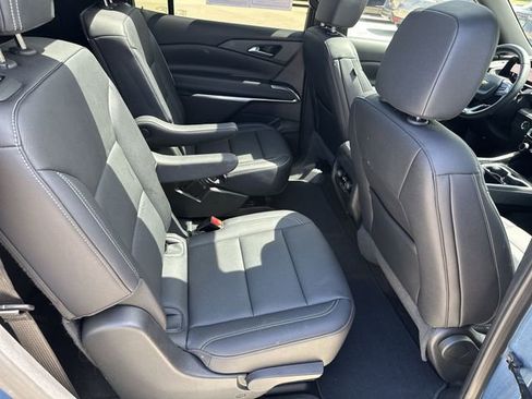 Used 2025 Chevrolet Traverse LT w/ Sun and Wheel Package FWD image 32