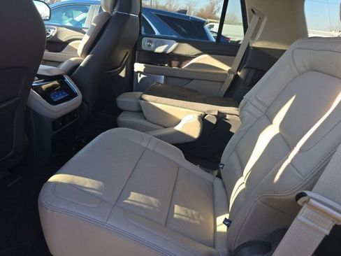 Used 2024 Lincoln Navigator Reserve image 11