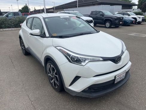 Used 2018 Toyota C-HR XLE FWD image 3