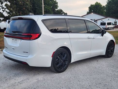 Used 2025 Chrysler Pacifica Limited FWD image 7