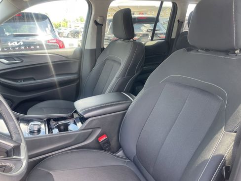 Used 2023 Jeep Grand Cherokee Laredo AWD/4WD image 8