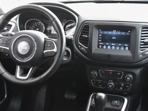 Used 2019 Jeep Compass Latitude image 2