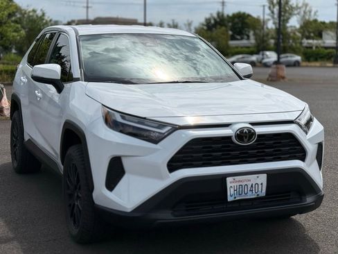 Used 2023 Toyota RAV4 LE AWD/4WD image 7