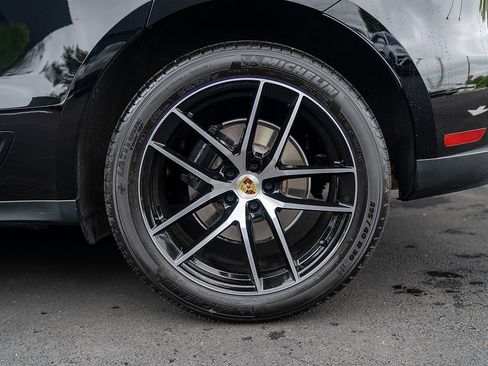 Certified 2025 Porsche Macan AWD/4WD image 23