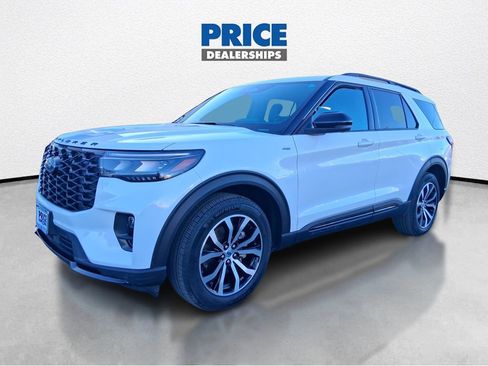 Used 2025 Ford Explorer ST-Line image 2