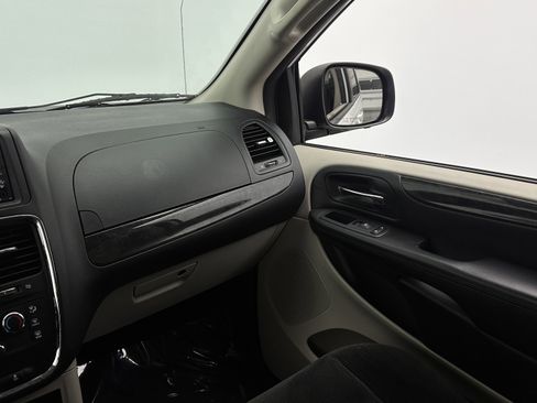 Used 2018 Dodge Grand Caravan SE FWD image 24