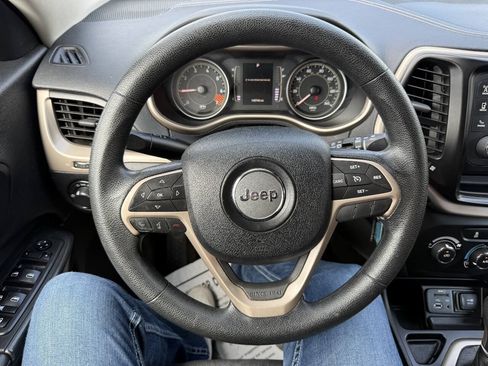 Used 2014 Jeep Cherokee Sport FWD image 16