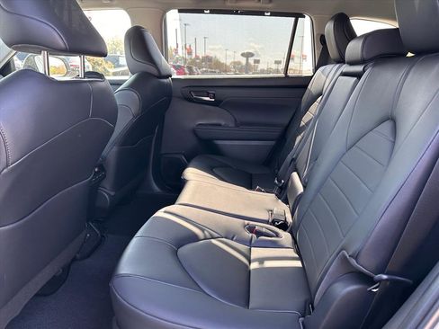 Used 2023 Toyota Highlander XLE image 13
