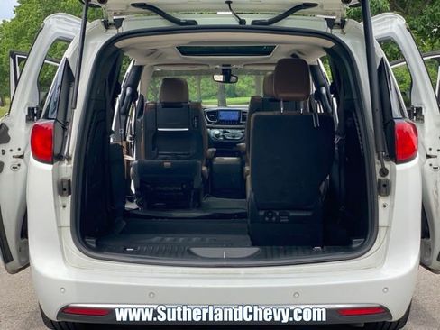 Used 2017 Chrysler Pacifica Limited FWD image 46