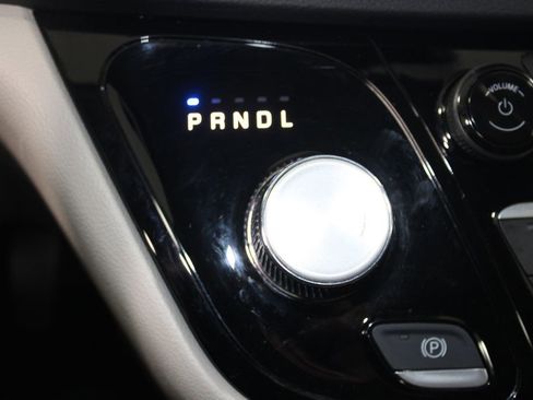 Used 2024 Chrysler Pacifica Touring-L image 42