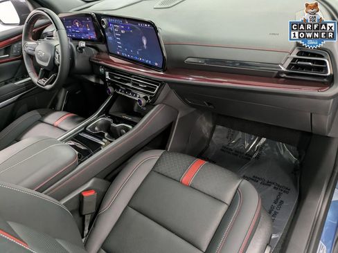 Used 2025 Chevrolet Traverse RS image 30