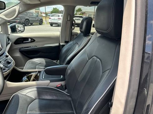 Used 2023 Chrysler Pacifica Limited FWD image 15