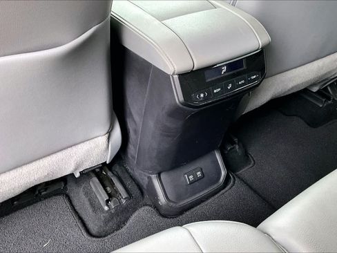Used 2021 Toyota Highlander XLE FWD image 35