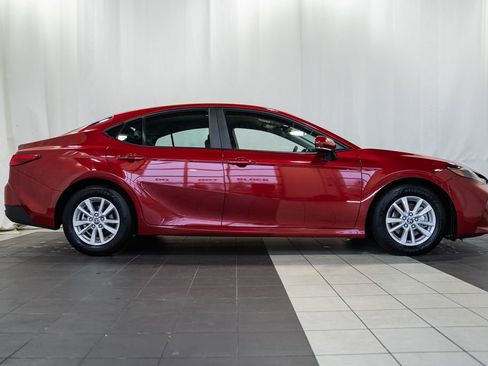 Used 2025 Toyota Camry LE image 3