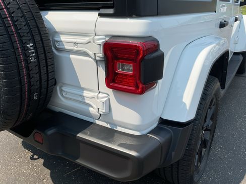 Used 2022 Jeep Wrangler Unlimited Sahara w/ Cold Weather Group image 29