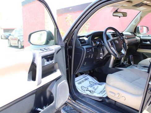 Used 2017 Toyota 4Runner SR5 AWD/4WD image 9