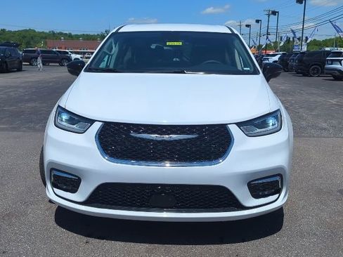 Used 2024 Chrysler Pacifica Touring-L FWD image 4