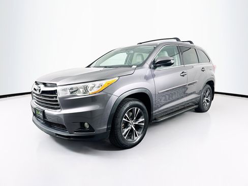 Used 2016 Toyota Highlander XLE image 3