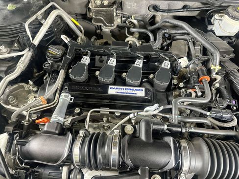 Used 2018 Honda Accord EX image 32