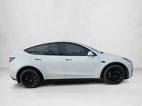 Used 2022 Tesla Model Y Long Range image 4