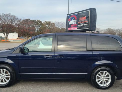 Used 2015 Dodge Grand Caravan SXT w/ UConnect Hands-Free Group image 2