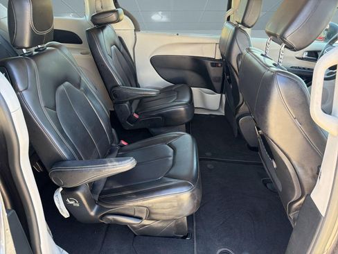 Certified 2023 Chrysler Pacifica Touring-L FWD image 28