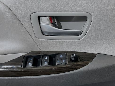 Used 2019 Toyota Sienna XLE w/ XLE Navigation Package FWD image 14