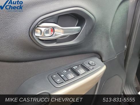 Used 2017 Jeep Cherokee Latitude w/ Cold Weather Group AWD/4WD image 22
