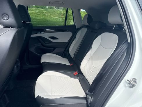 Used 2025 Volkswagen Tiguan SE AWD/4WD image 14