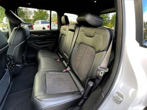 New 2025 Jeep Grand Cherokee Laredo image 10