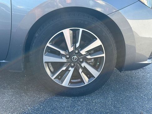 Used 2022 Nissan Versa SV image 12