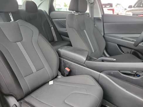 Certified 2025 Hyundai Elantra SE image 21