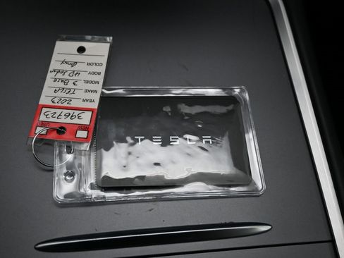 Used 2023 Tesla Model 3 Standard Range image 33