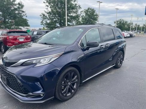 Used 2023 Toyota Sienna XSE w/ XSE Plus Package FWD image 4