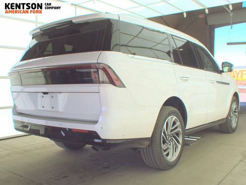 Used 2025 Lincoln Navigator Reserve image 3