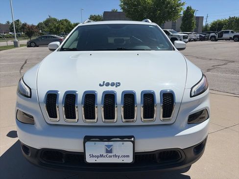 Used 2017 Jeep Cherokee Latitude w/ Cold Weather Group AWD/4WD image 3
