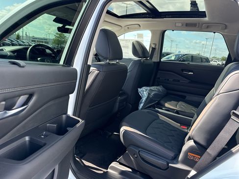 New 2026 Nissan Pathfinder Platinum AWD/4WD image 30