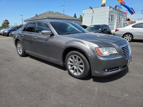 Used 2011 Chrysler 300 Limited RWD image 5