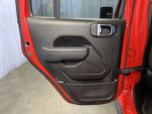 Used 2024 Jeep Gladiator Rubicon w/ Technology Group image 17