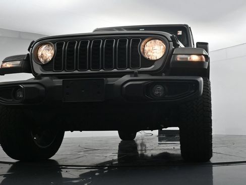 Used 2025 Jeep Gladiator Sport AWD/4WD image 19