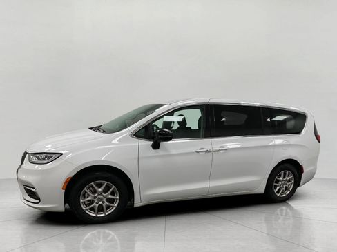Used 2024 Chrysler Pacifica Touring-L image 9