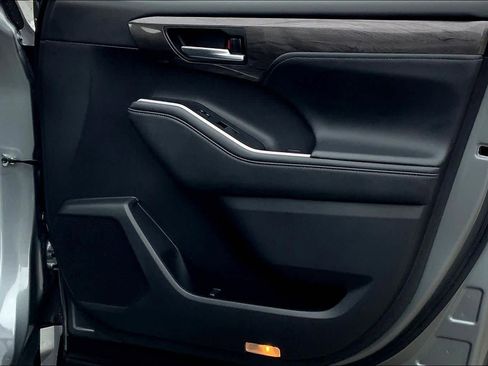 Used 2025 Toyota Highlander Platinum image 23